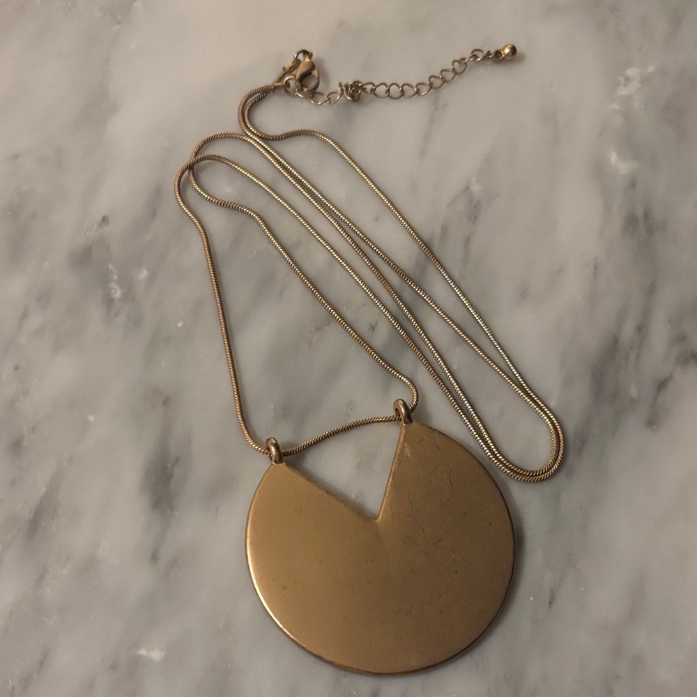 Elegant Gold Pendant Necklace